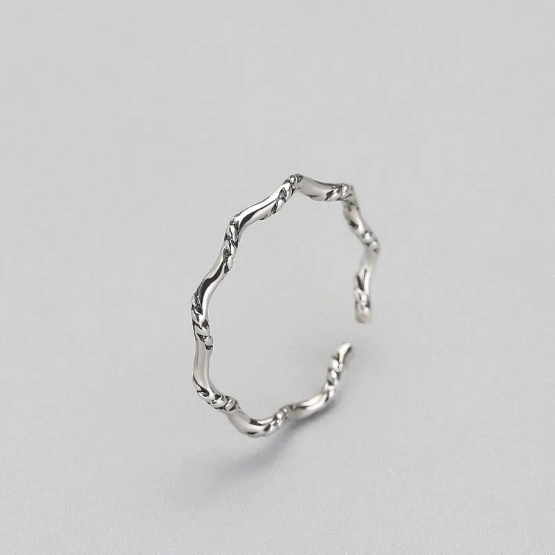 Gorgeous Curves Minimal Ring