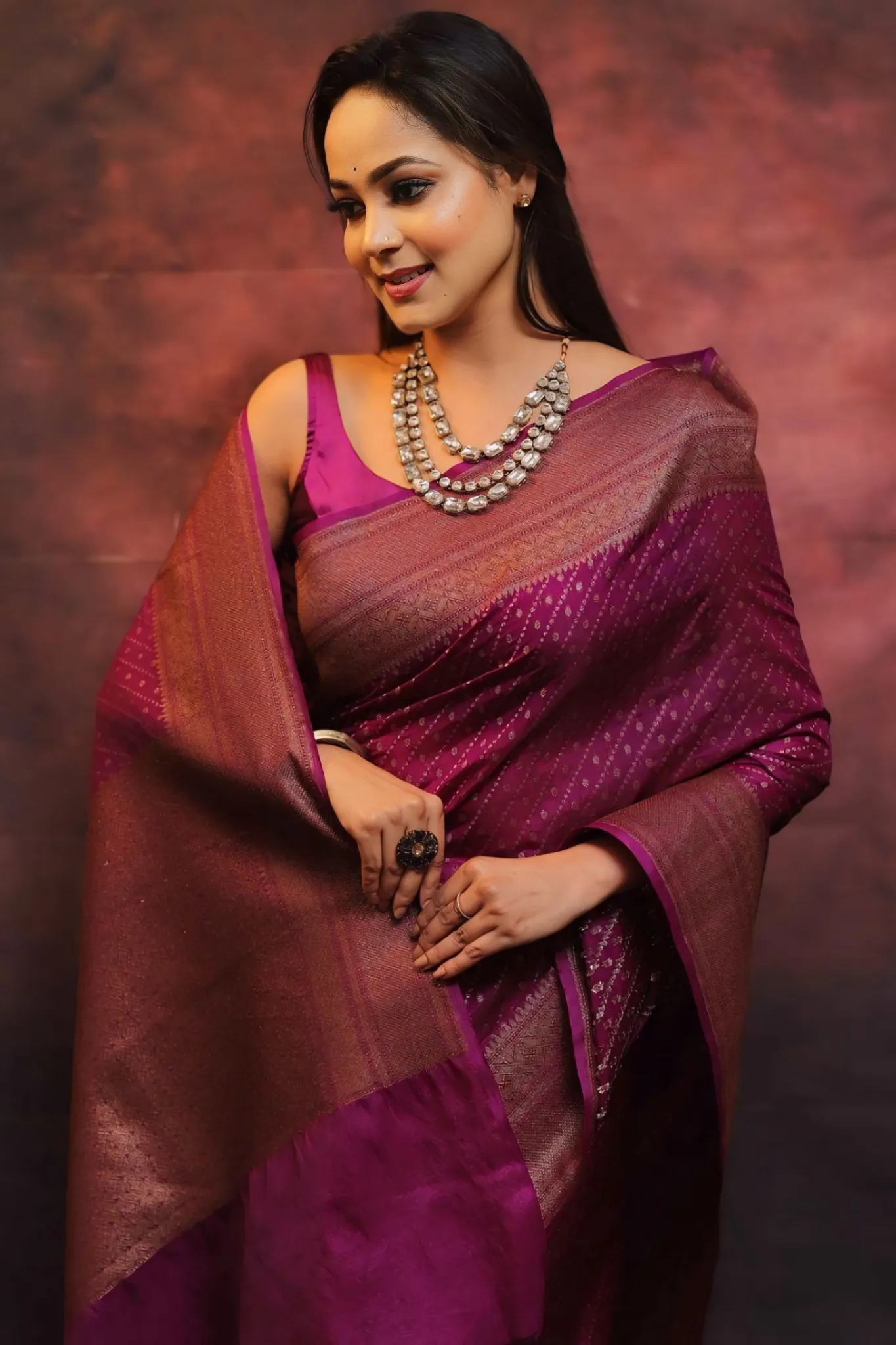 WOMEN CHIC AND COMFORTABLE LINED SAREE FOR EVERY OCCASION