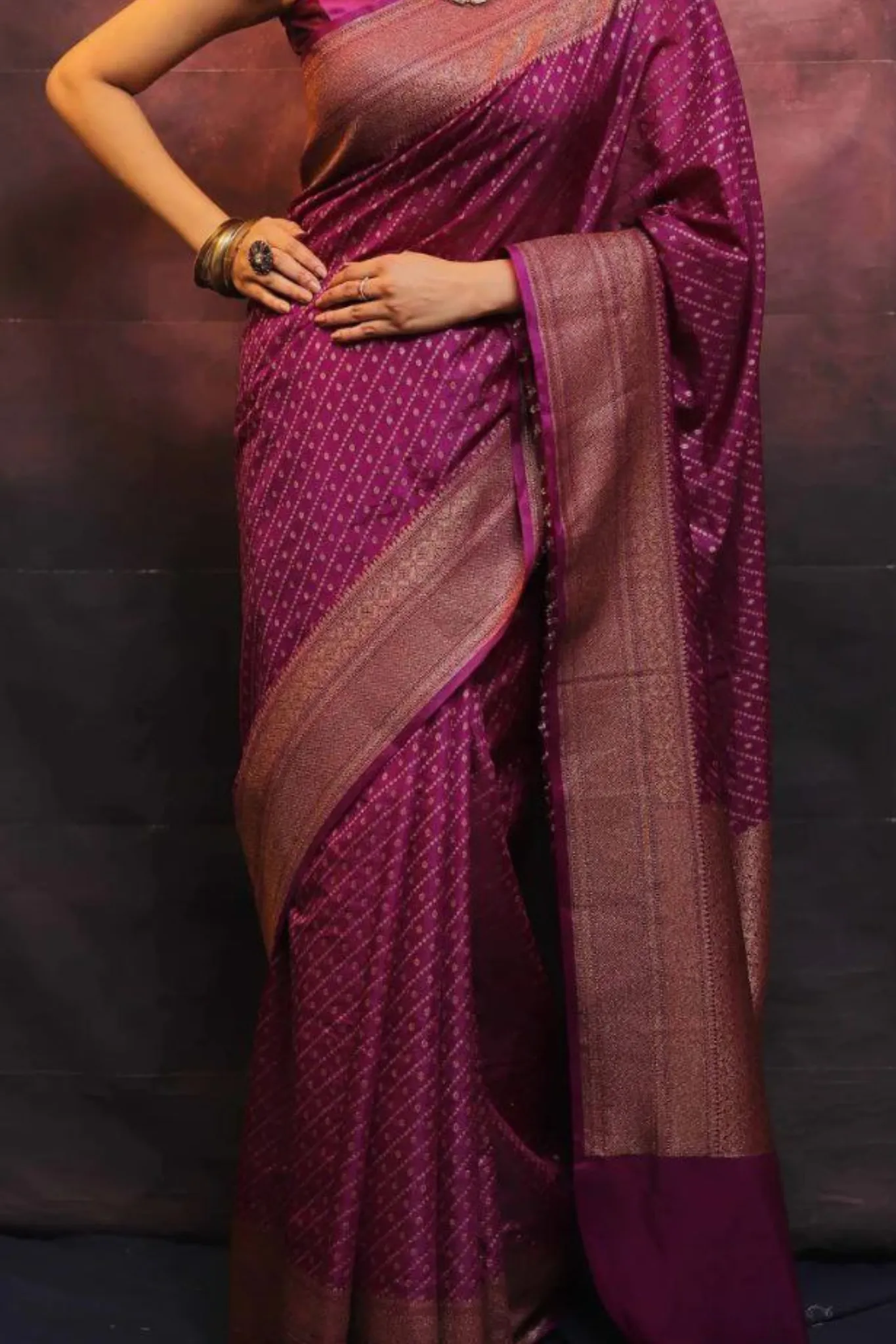 WOMEN CHIC AND COMFORTABLE LINED SAREE FOR EVERY OCCASION